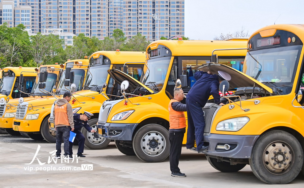 江西赣州:检查校车迎开学【2】