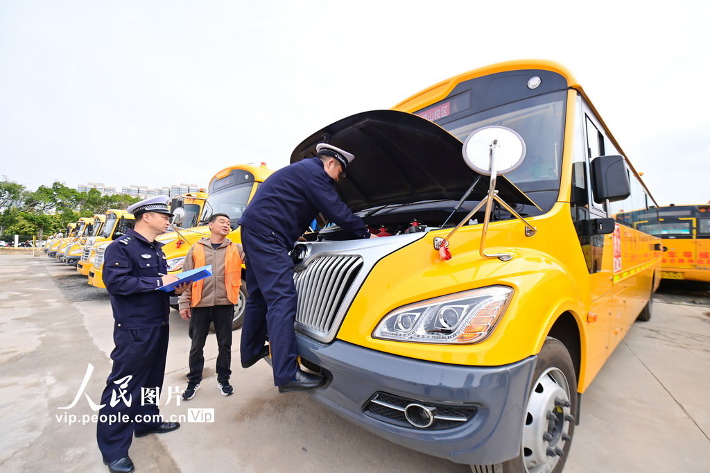 江西赣州：检查校车迎开学【3】