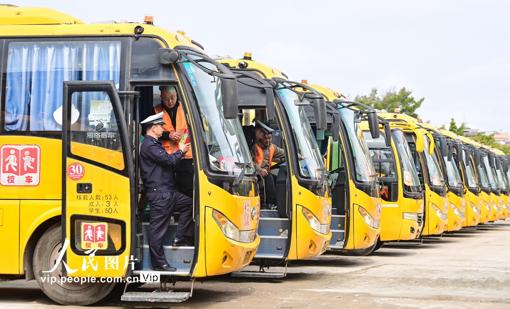 江西赣州：检查校车迎开学【6】