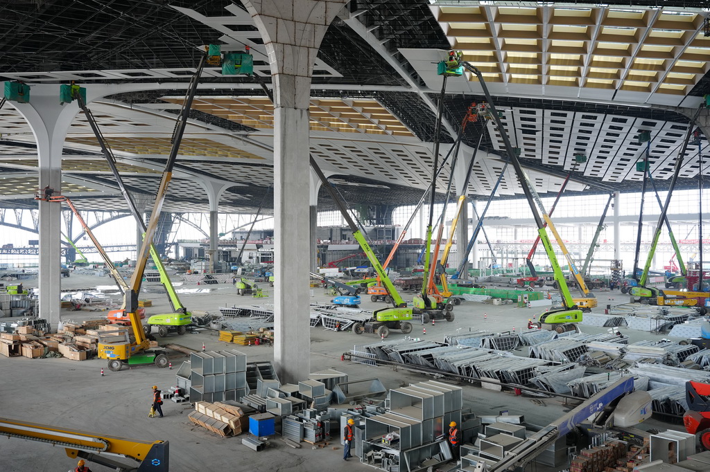 西安东站候车大厅施工现场(2月26日摄)。