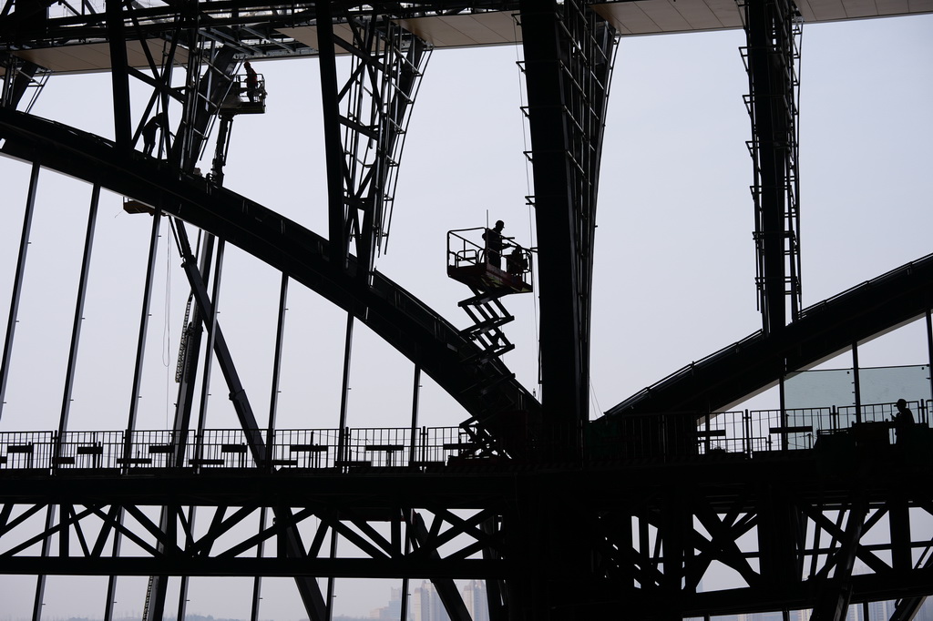 2月26日,工人在西安东站外立面处施工。