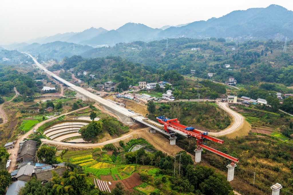 2月26日，在重庆市合川区清平镇的西渝高铁建设工地，架梁机在进行架梁作业（无人机照片）。