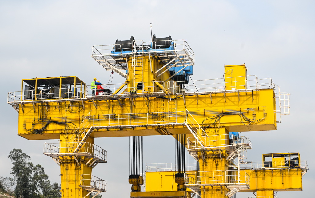 2月26日,在西渝高铁合川东制梁场,工人在提梁机上进行作业前的准备工作。