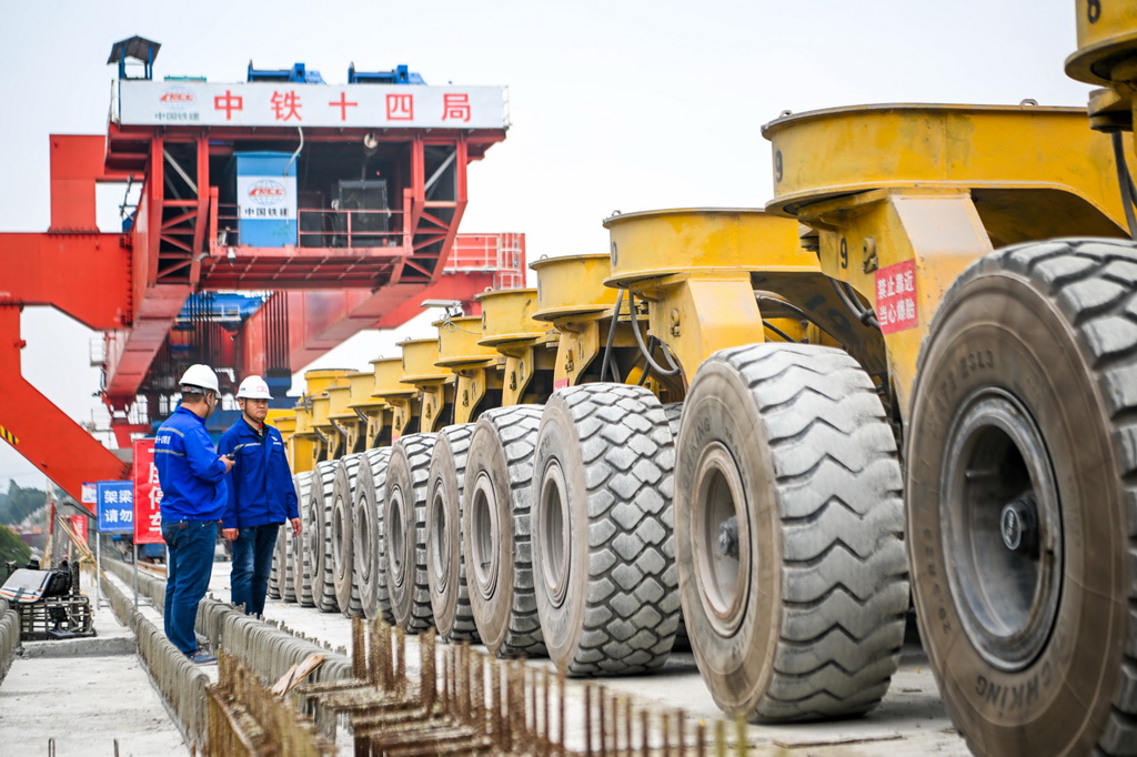 2月26日,在重庆市合川区清平镇的西渝高铁建设工地,工人在进行架梁作业。