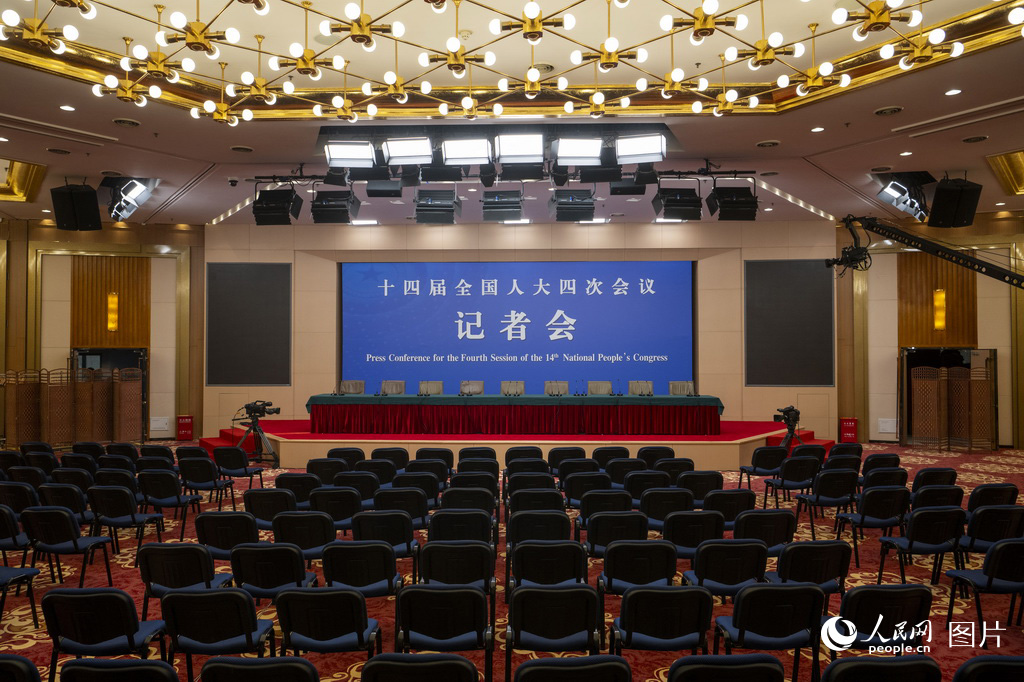 2月27日，全国两会新闻中心，新闻发布厅基本布置完毕。人民网记者 翁奇羽摄