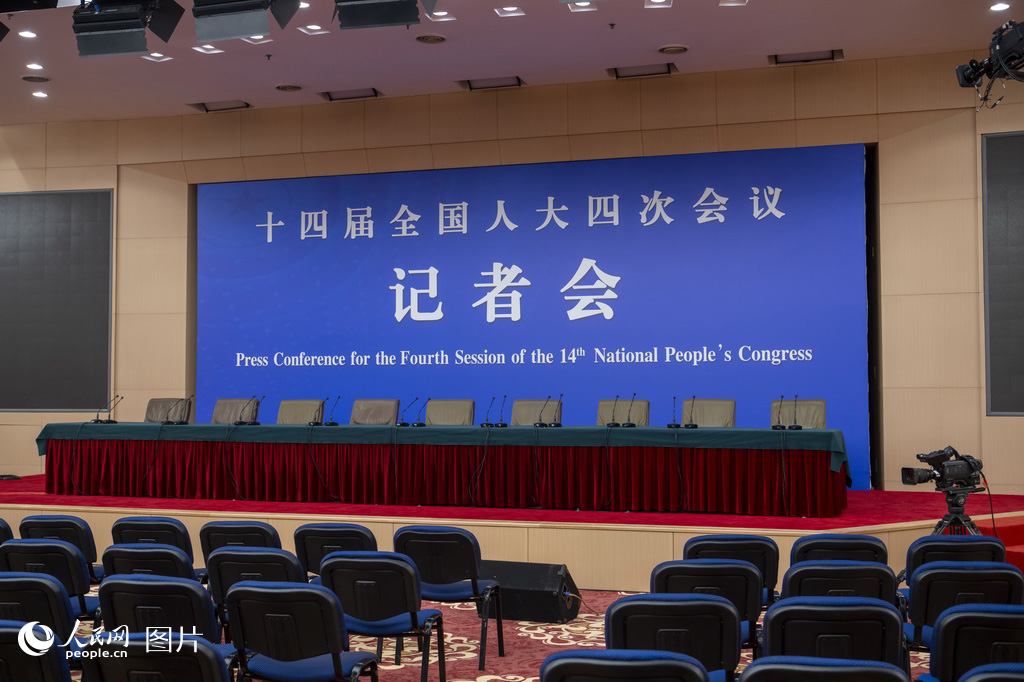 2月27日，全国两会新闻中心，新闻发布厅基本布置完毕。人民网记者 翁奇羽摄
