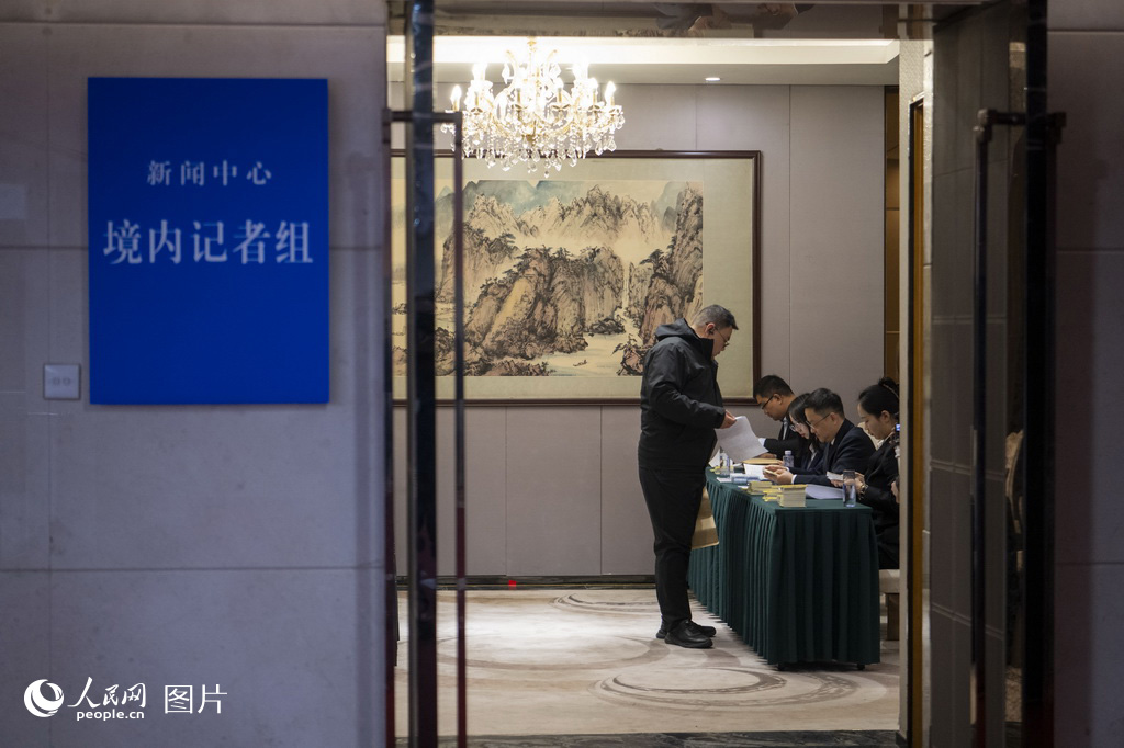 2月27日，媒体记者正在领取证件。人民网记者 翁奇羽摄