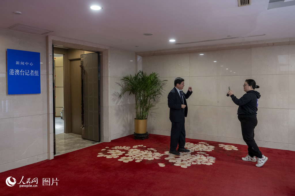 2月27日，媒体记者在全国两会新闻中心采访拍摄。人民网记者 翁奇羽摄