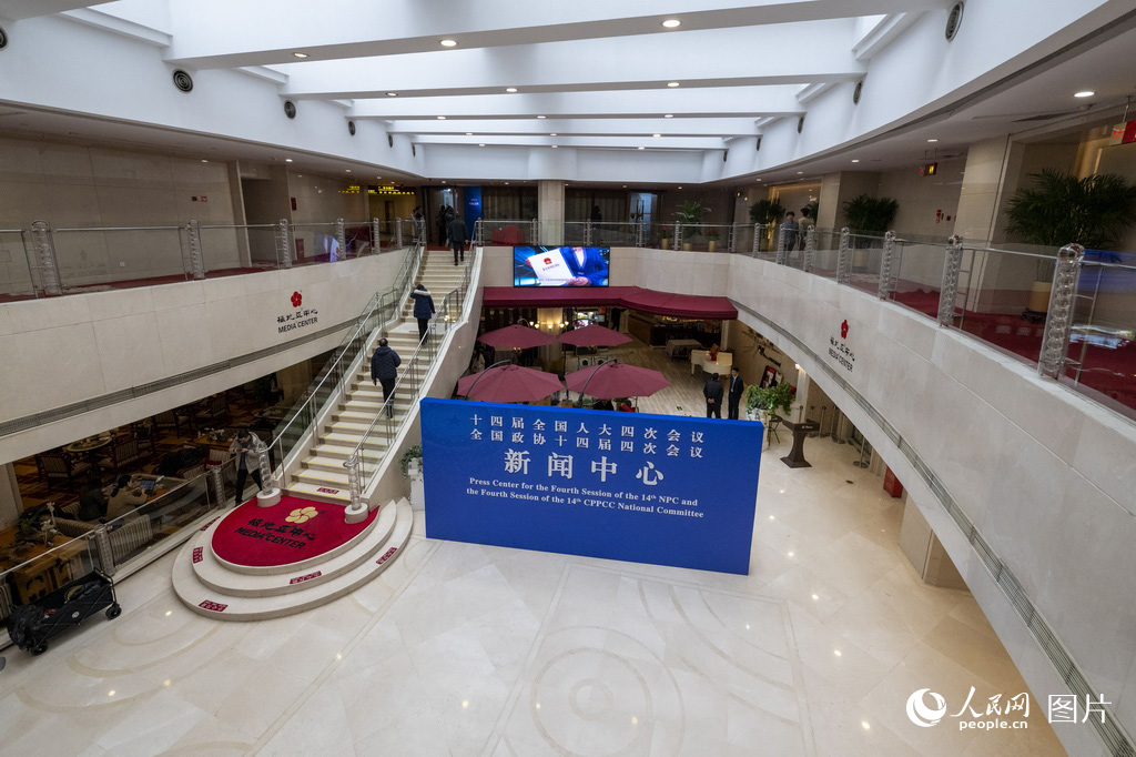2月27日，设在北京梅地亚中心的全国两会新闻中心正式启用。人民网记者 翁奇羽摄