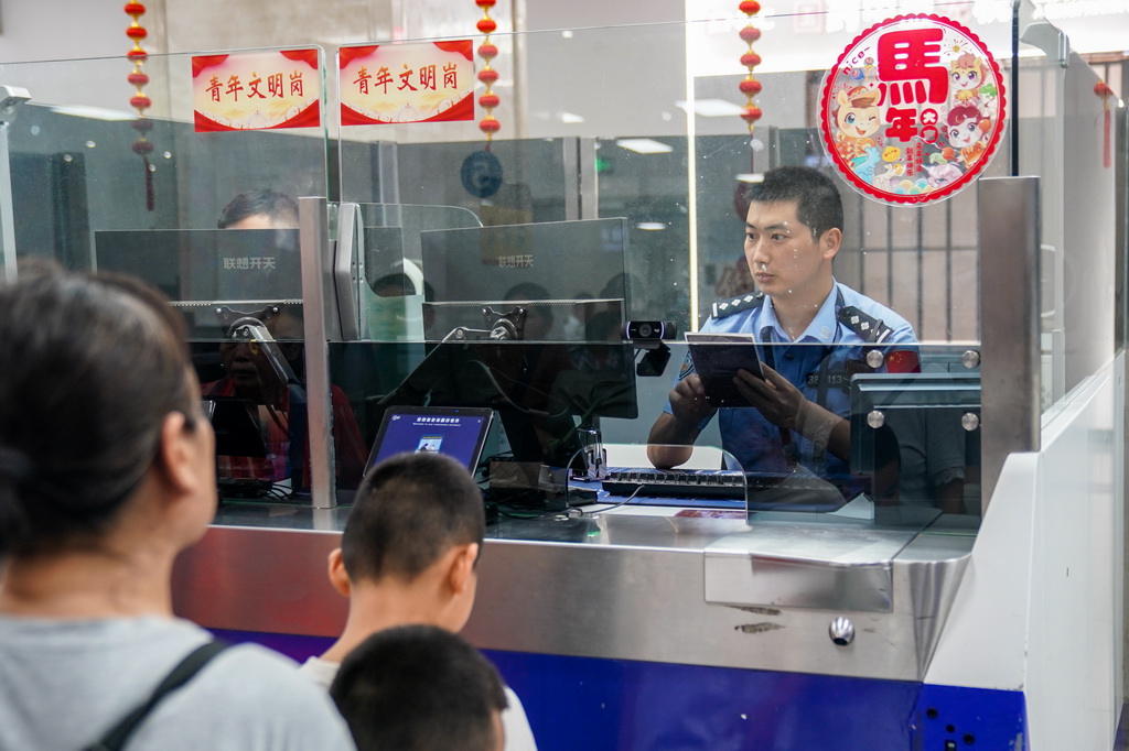 2月26日,河口边检站执勤民警为旅客办理边检手续。