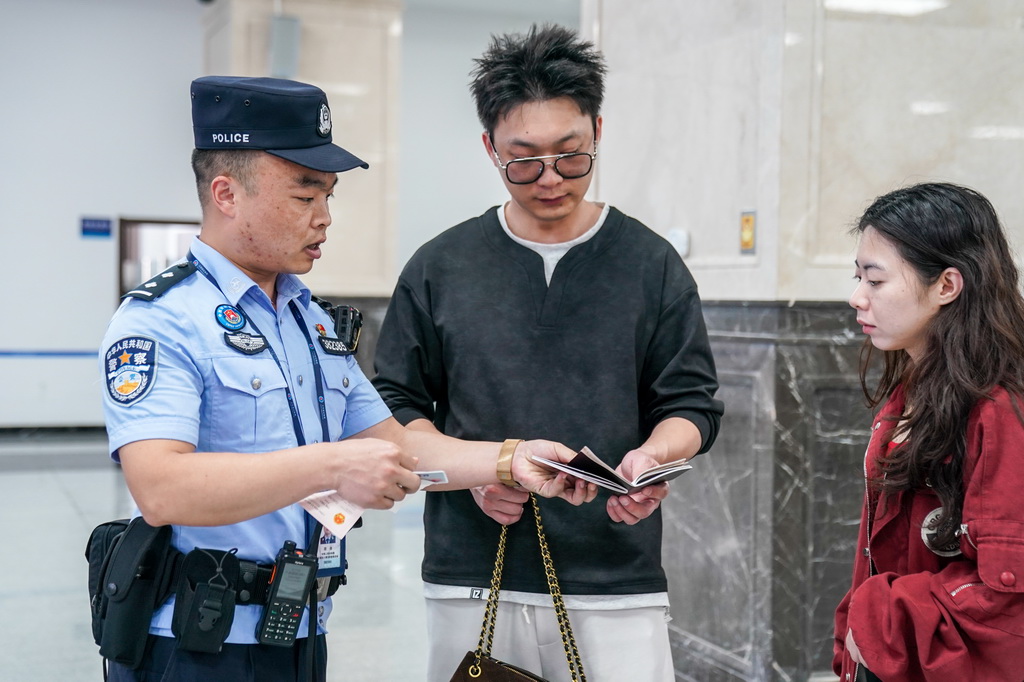 2月26日,河口边检站执勤民警为旅客办理边检手续。