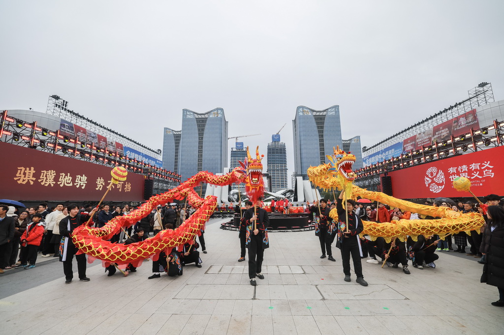 这是在义乌全球数贸中心举行的舞龙表演(2月28日摄)。