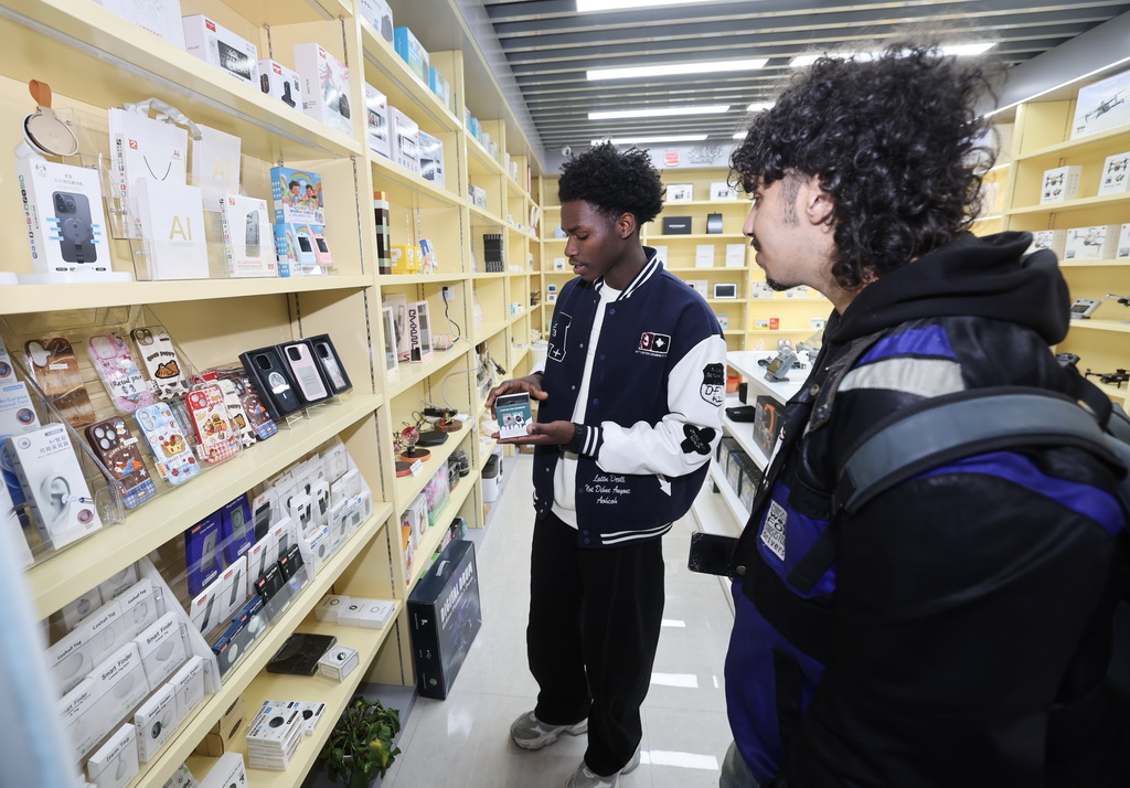 2月28日,外国客商在义乌全球数贸中心选购商品。