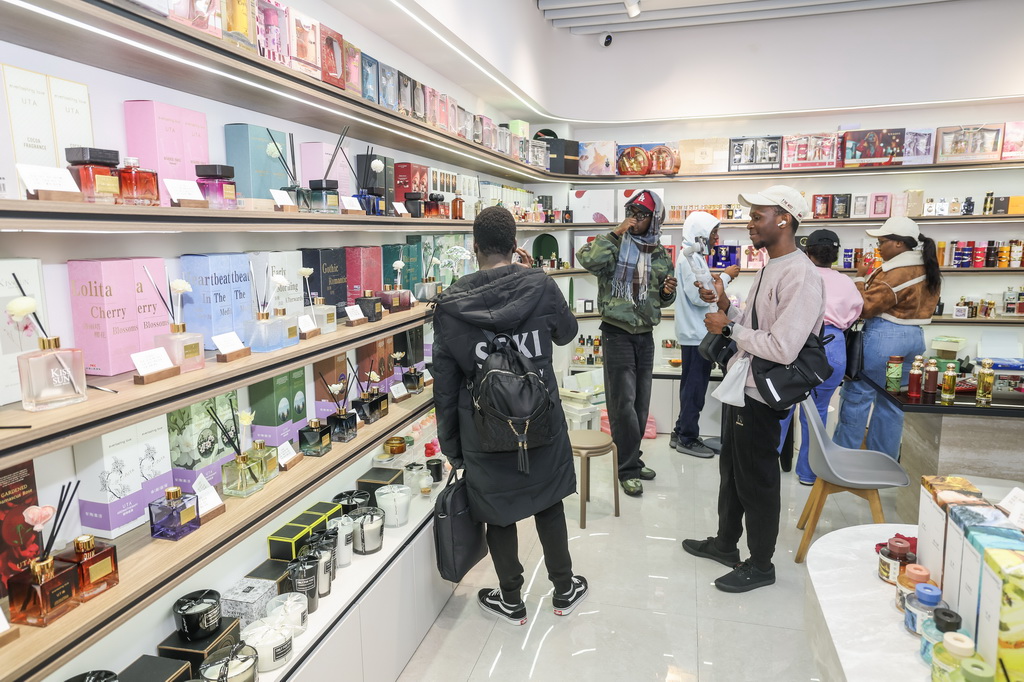 2月28日,外国客商在义乌全球数贸中心选购商品。