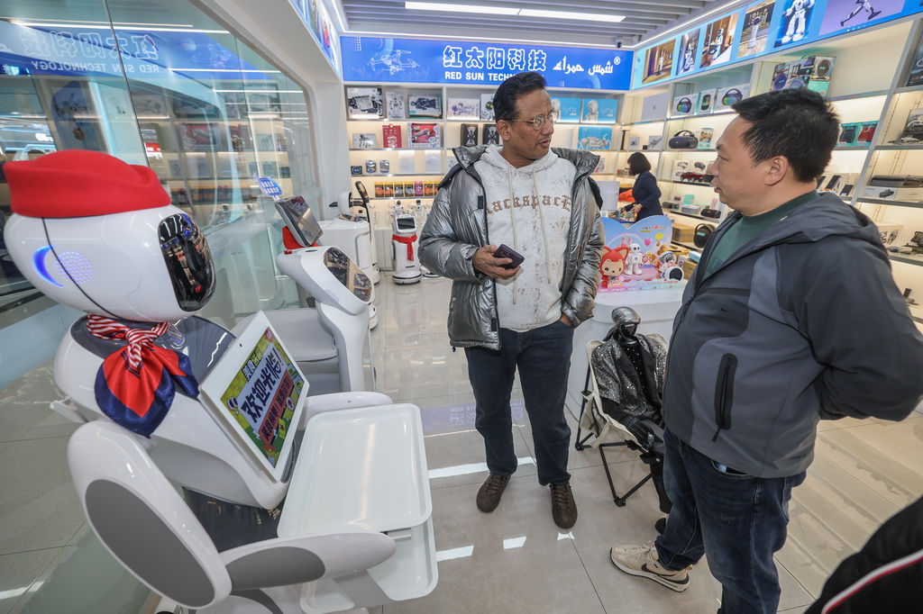 2月28日,外国客商在义乌全球数贸中心选购商品。