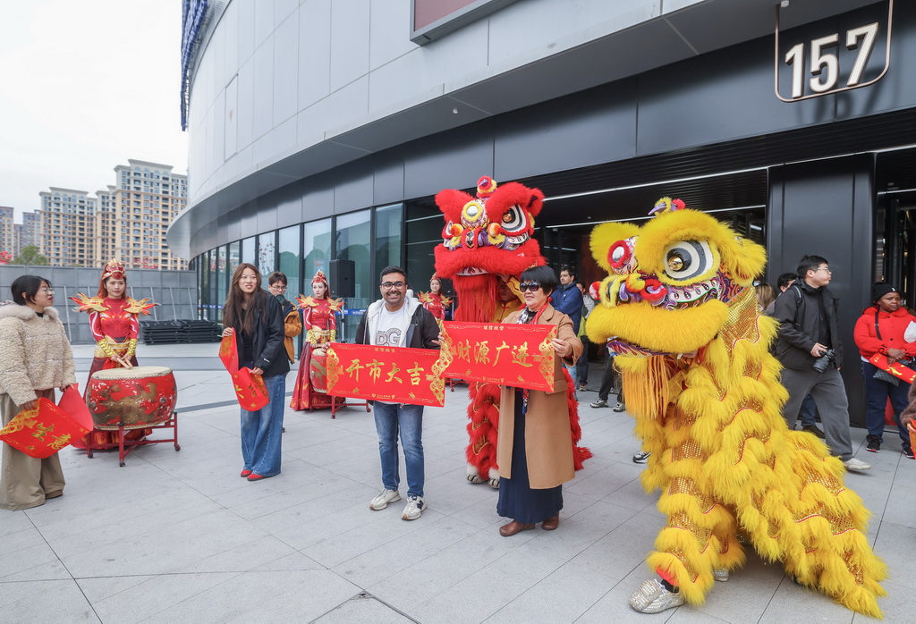 2月28日，中外客商在义乌全球数贸中心拍照打卡。