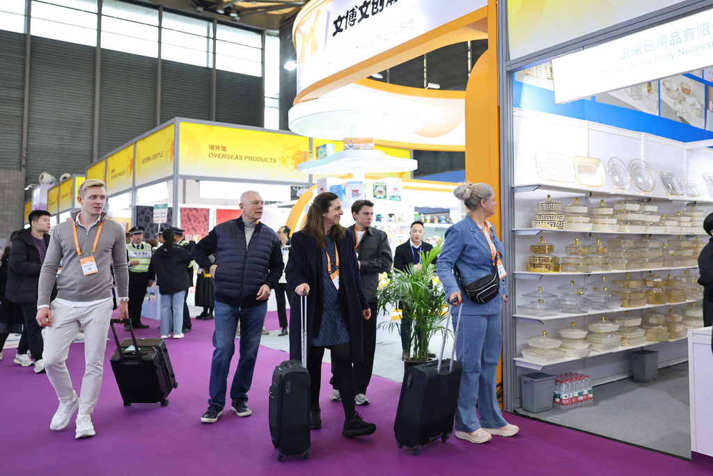 3月1日,采购商在第34届华交会展区了解产品。