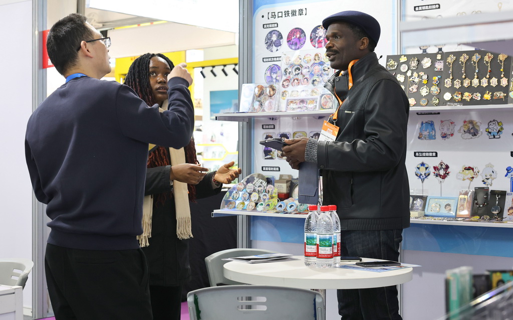 3月1日,一名采购商(右)在了解产品信息。