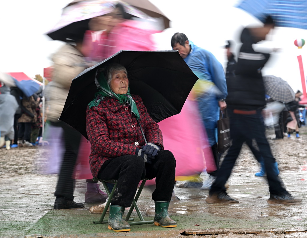3月1日，一名老人在书会现场听书。新华社记者 李嘉南 摄