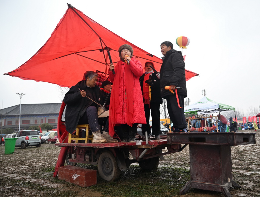 3月1日，艺人在书会上表演。新华社记者 李嘉南 摄