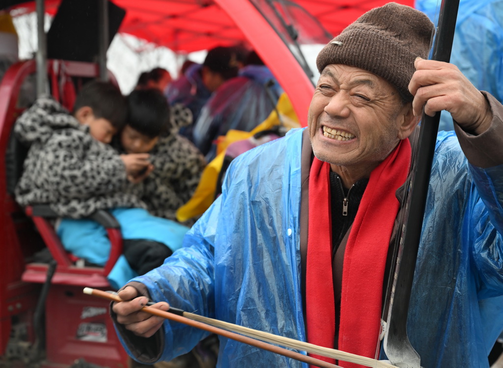 3月1日，艺人在书会上表演。新华社记者 李嘉南 摄