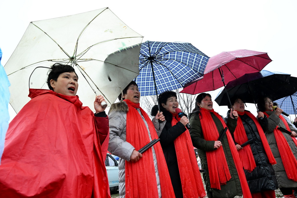 3月1日，艺人在书会上表演。