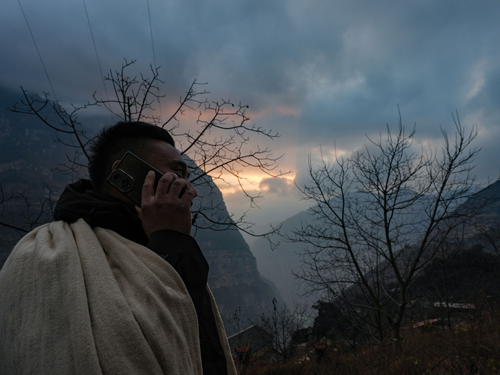 1月28日，郑望春和工程队负责人电话沟通村道建设相关情况。