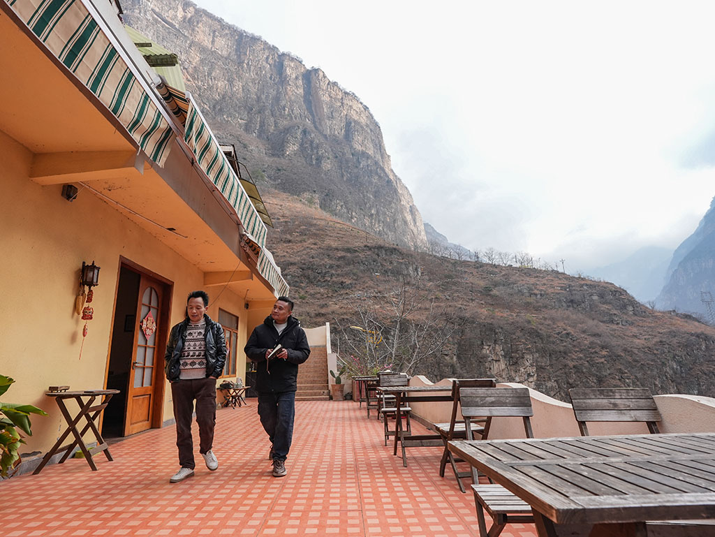 1月29日，郑望春（右）和古路村阿兰之若民宿老板兰绍明交流民宿经营情况。