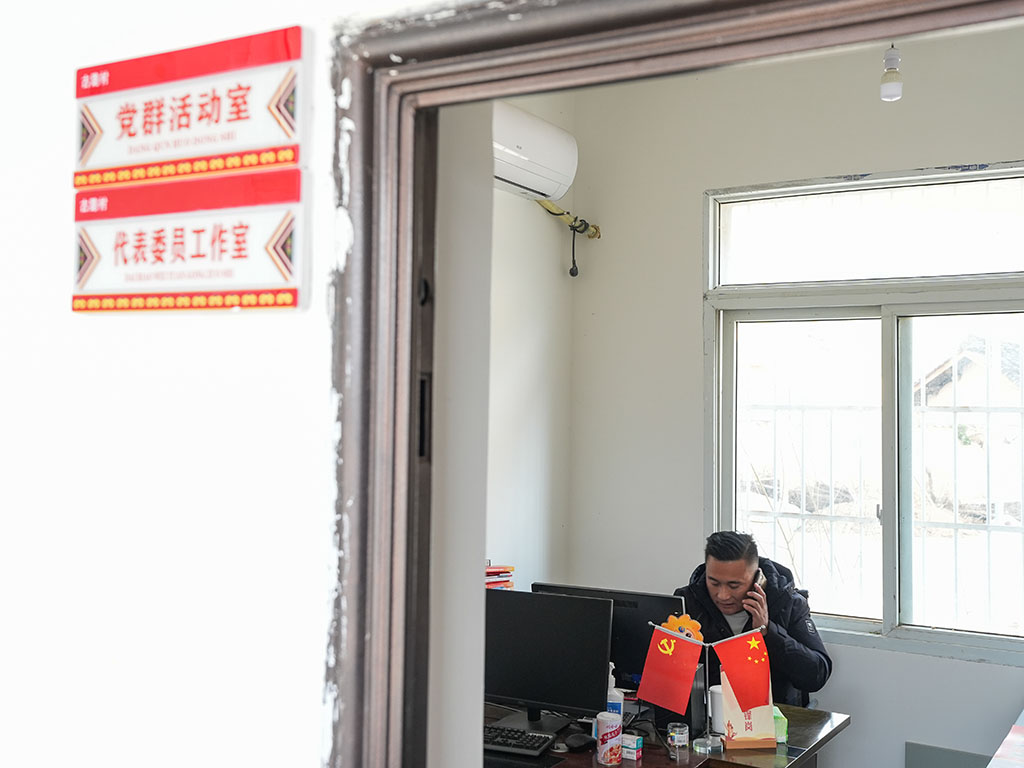 1月28日，郑望春在古路村党群服务中心工作室内和村民电话交流。