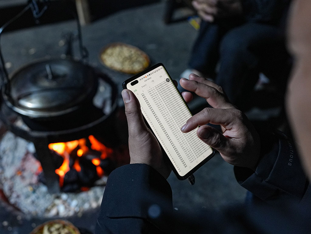 1月28日，郑望春在手机上调阅村民户籍信息。