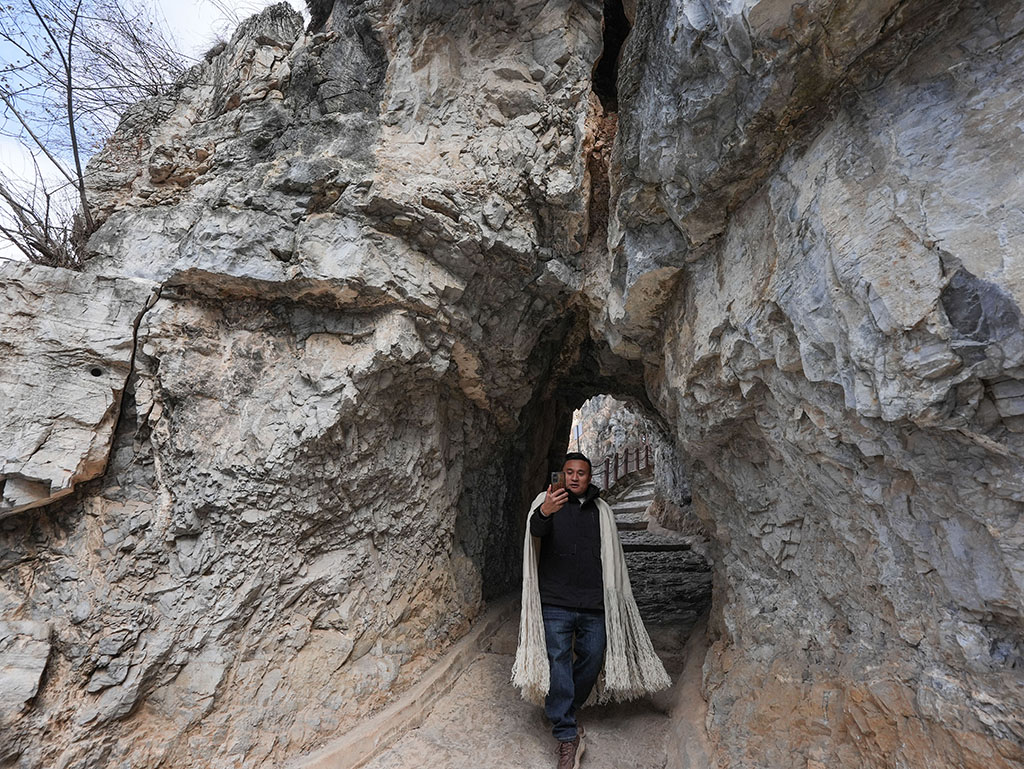 1月29日，郑望春用手机拍摄古路村骡马道并准备发布在个人社交媒体账号上。