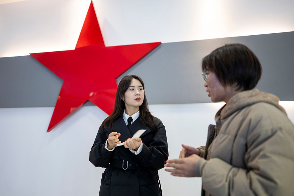 2月4日，在中共鄂西特委历史陈列馆，张琼丽与讲解员交流。