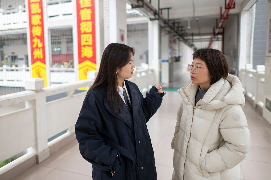 2月3日，在恩施土家族苗族自治州高级中学，张琼丽与同事交流。