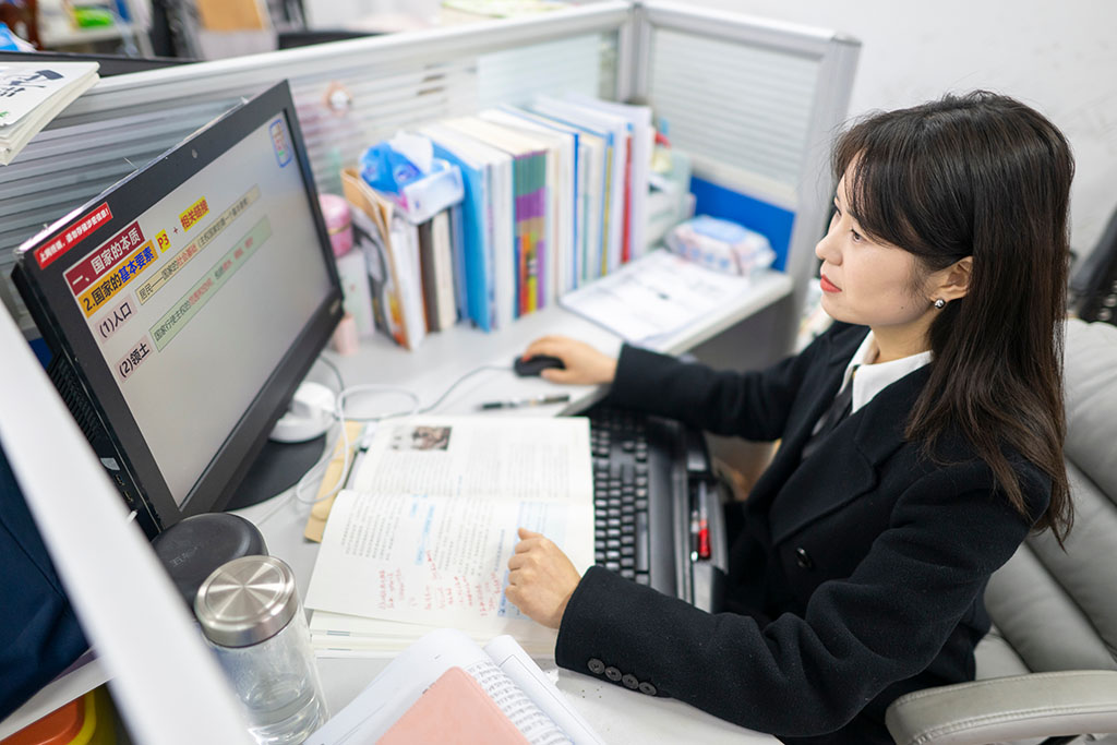 2月3日，张琼丽在办公室工作。