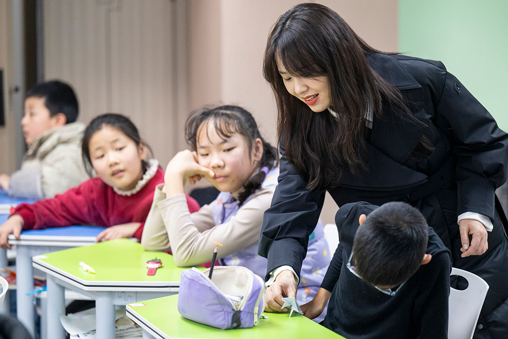 2月4日，在恩施州妇女儿童发展与服务中心寒假公益托管班，张琼丽与小朋友们互动。 