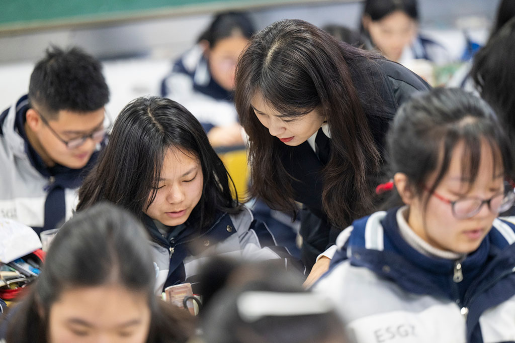 2月4日，张琼丽在课堂上为学生答疑解惑。