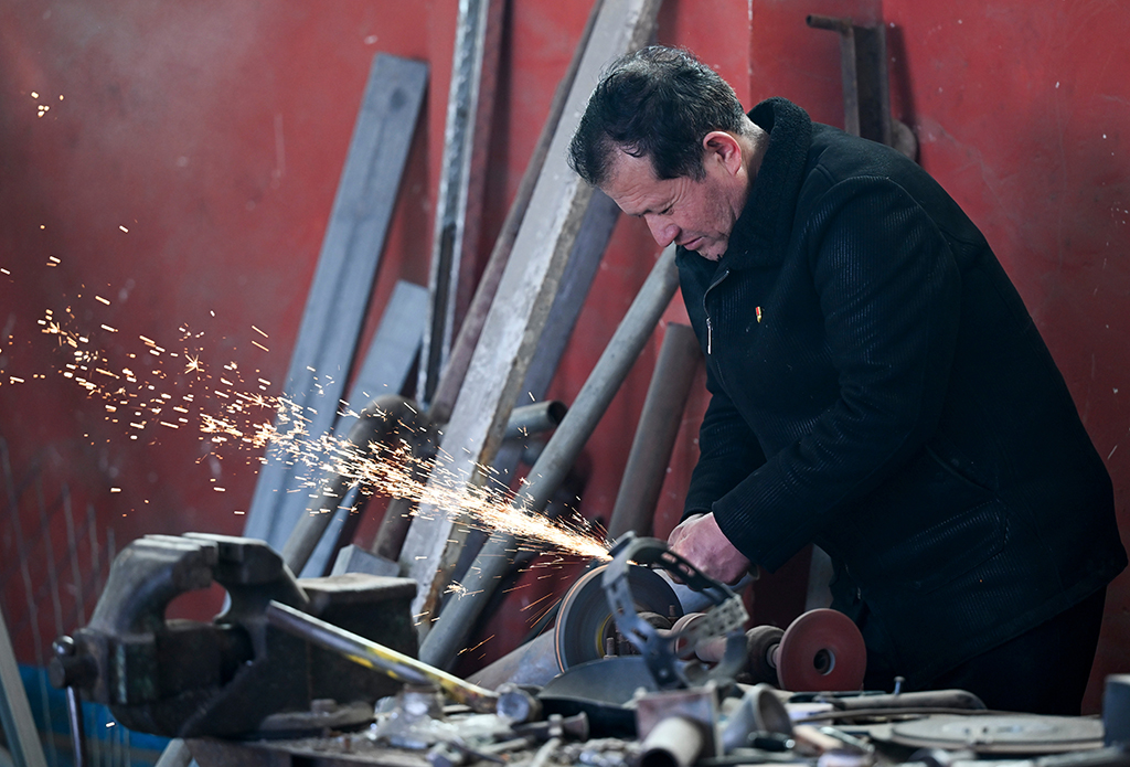 2月9日，在伊犁哈萨克自治州新源县克热格塔斯村，木沙江·海拉特在自己家中的工坊里工作。新华社记者 王菲 摄