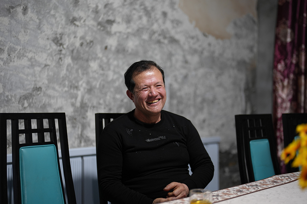 2月8日，在伊犁哈萨克自治州新源县，木沙江·海拉特在家中接受采访时畅谈对今年两会的期待。新华社记者 辛悦卫 摄