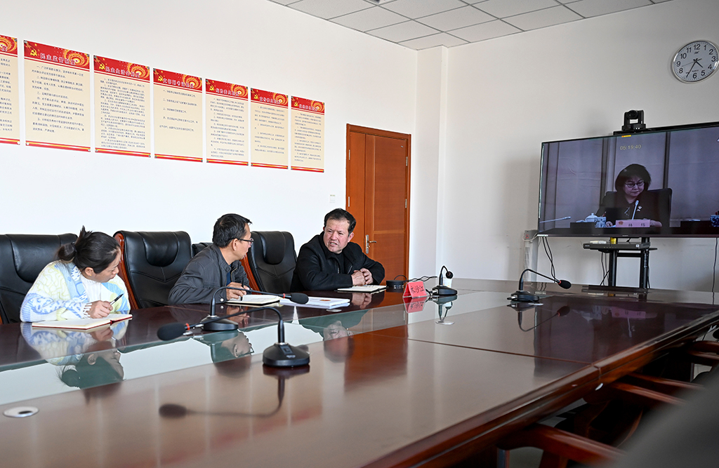 2月9日,在伊犁哈萨克自治州新源县,木沙江·海拉特(右)参加自治区组织的人大代表行前视频会议。新华社记者 王菲 摄