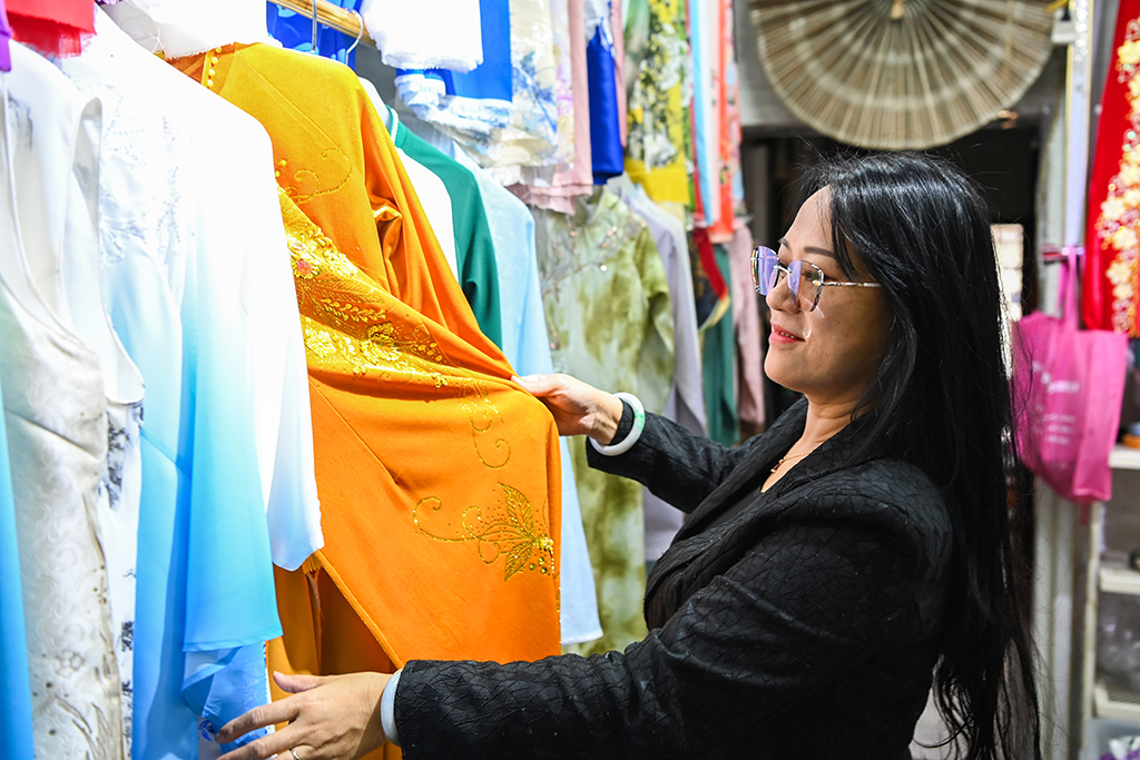  2月7日，在广西东兴市，苏海珍在调研京族服饰的创新与销售情况。