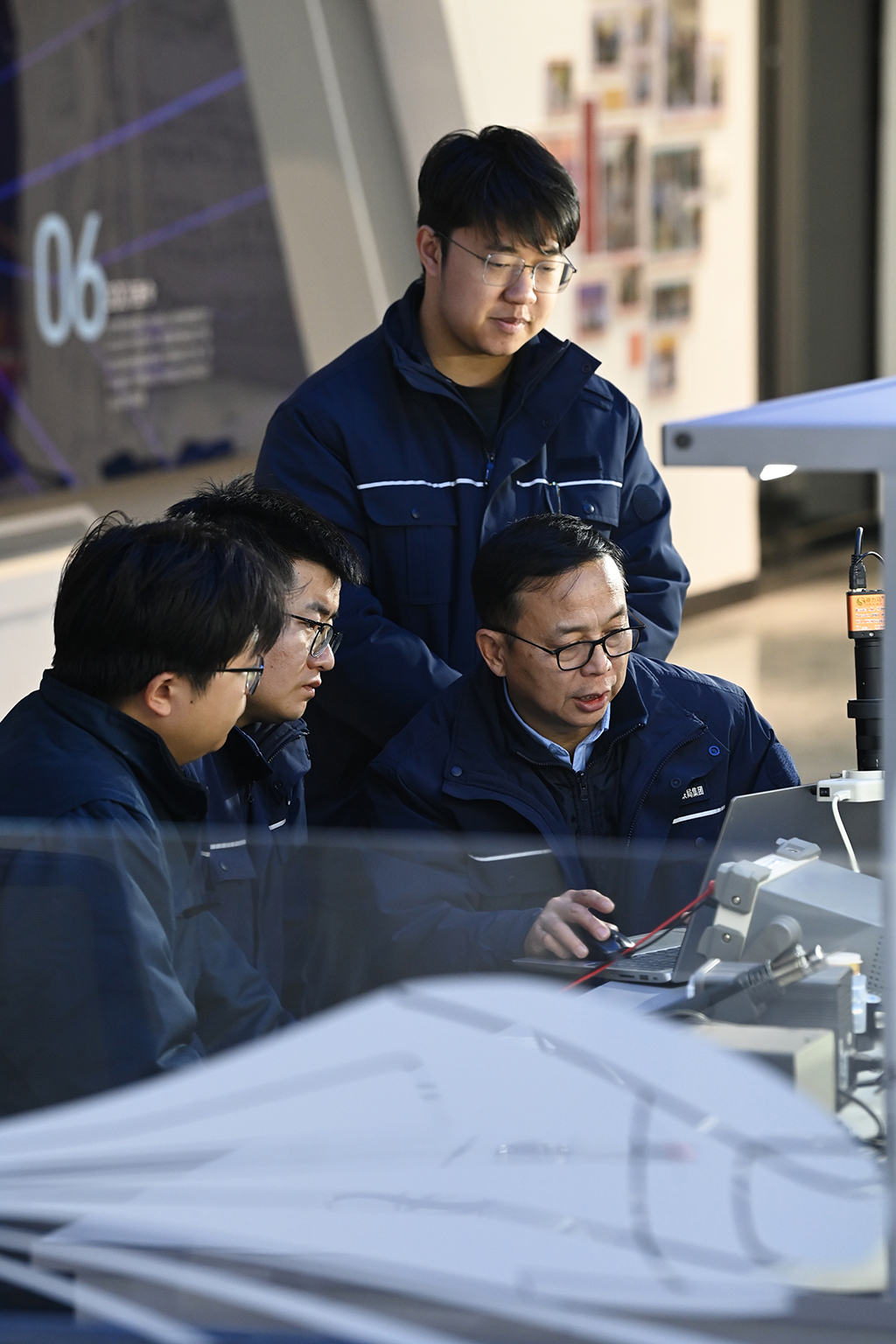  1月14日，在位于中国铁路西安局集团有限公司西安动车段的董宏涛国家级技能大师工作室，董宏涛（前右）和工作室成员研讨业务。