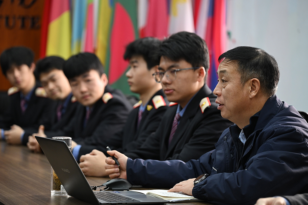   2月4日，董宏涛（右一）在位于陕西省渭南市的陕西铁路工程职业技术学院和学生交流。