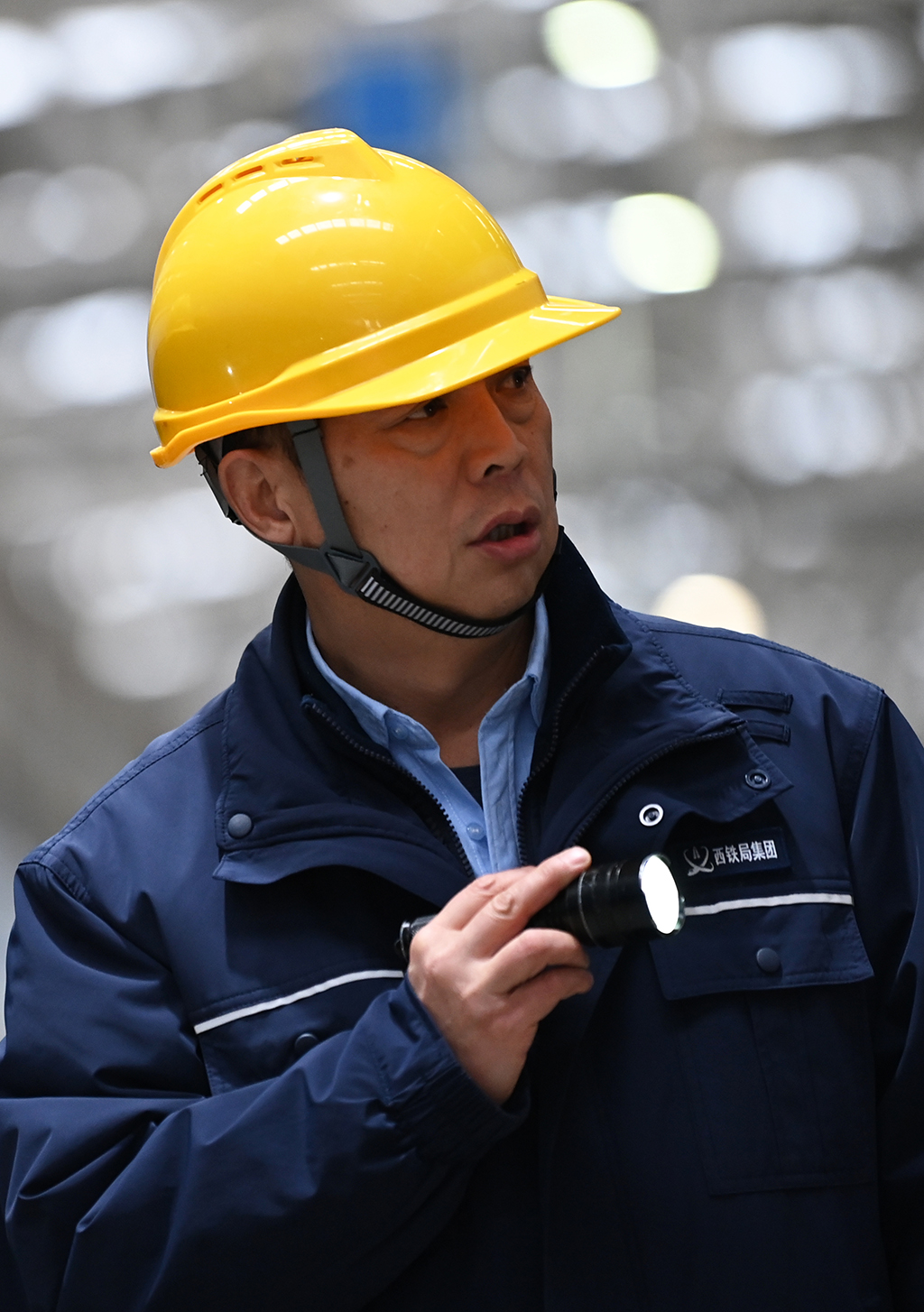  1月14日，董宏涛在位于中国铁路西安局集团有限公司西安动车段的动车组检修库检查列车。