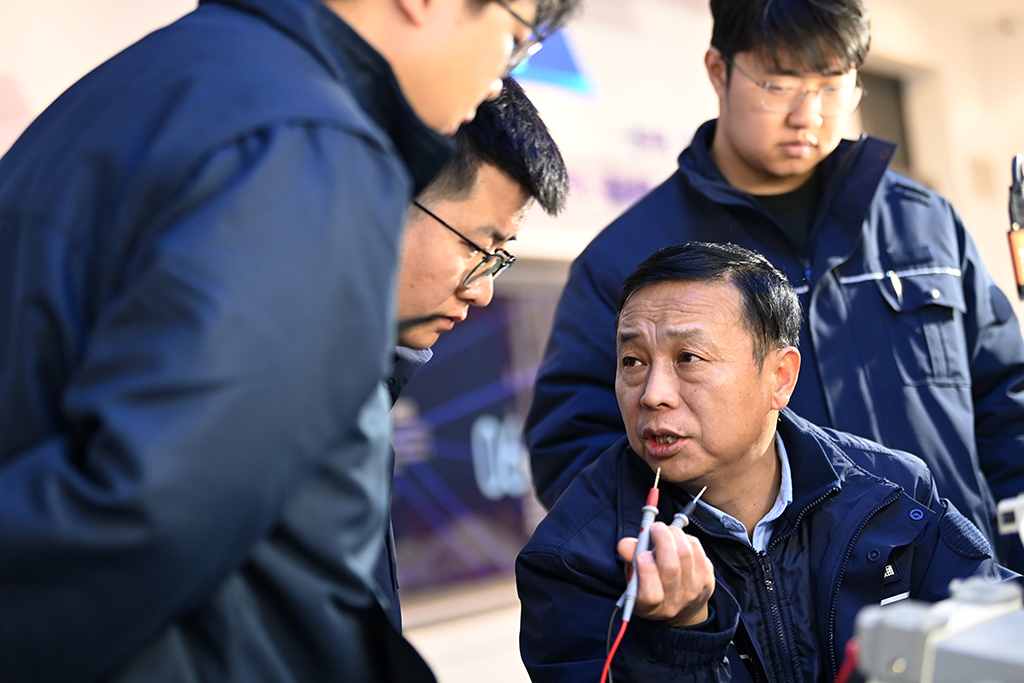  1月14日，在位于中国铁路西安局集团有限公司西安动车段的董宏涛国家级技能大师工作室，董宏涛（前右）和工作室成员研讨业务。