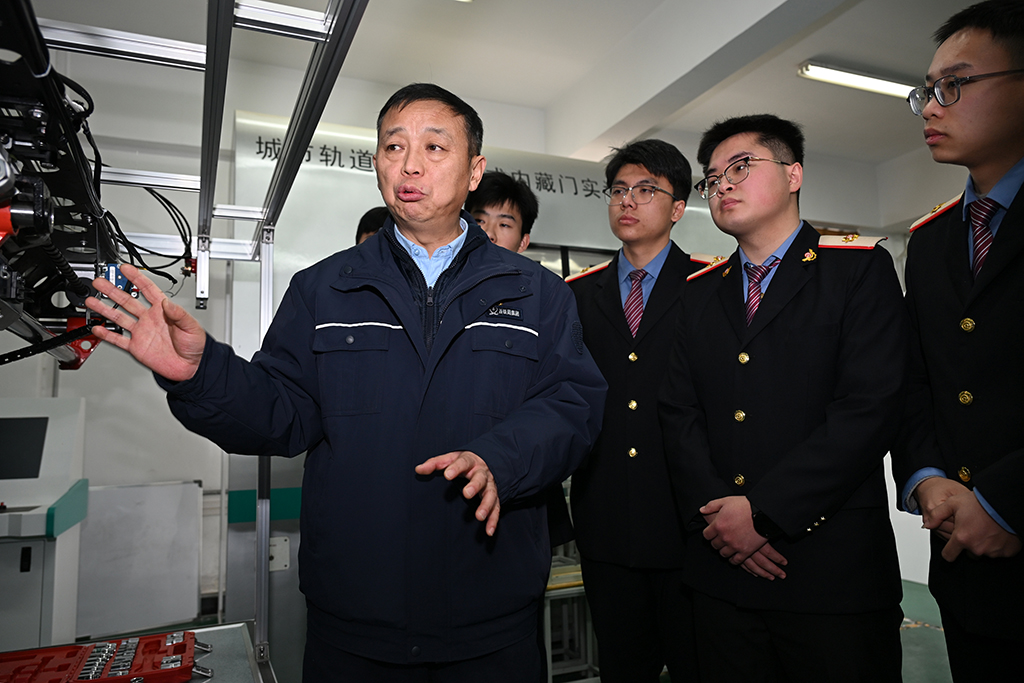 2月4日，在位于陕西省渭南市的陕西铁路工程职业技术学院实训室，董宏涛（前左一）为学生指导业务。