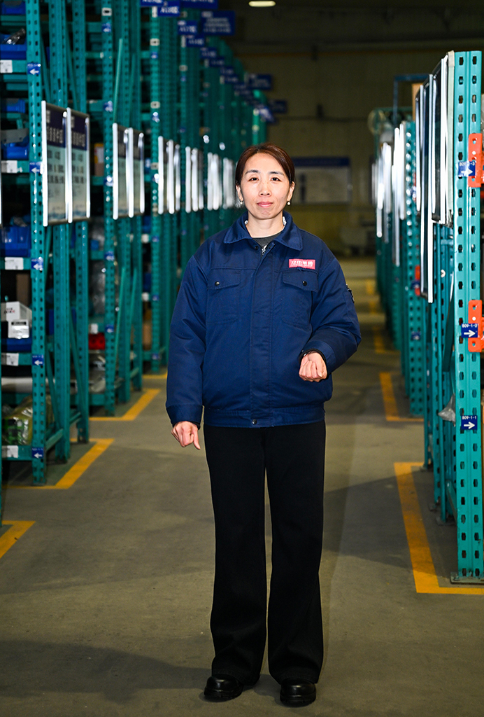 这是全国人大代表、天津立中车轮有限公司仓储科五金备件组组长郭红静（2月25日摄）。新华社记者 赵子硕 摄