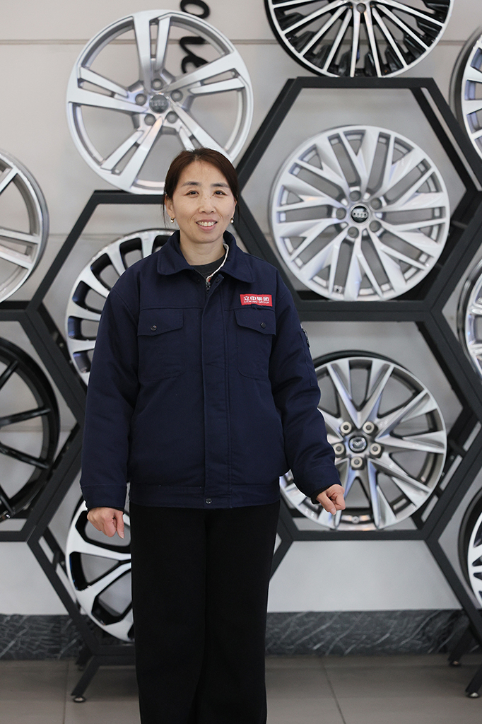 这是全国人大代表、天津立中车轮有限公司仓储科五金备件组组长郭红静（2月25日摄）。新华社记者 李然 摄