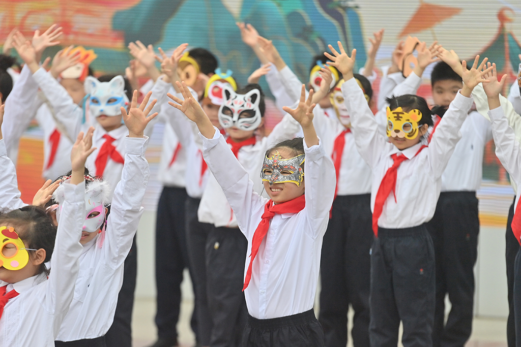 3月2日，在广西南宁市滨湖路小学，孩子们在开学典礼上进行情景表演。新华社记者 黄孝邦 摄