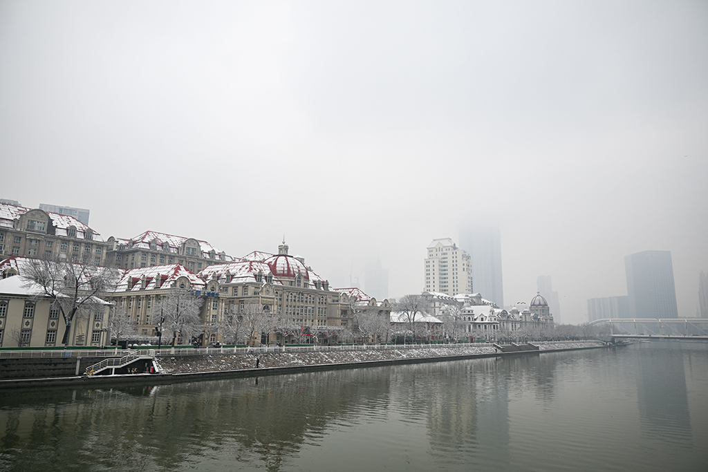 3月2日拍摄的雪中的天津海河沿线建筑。