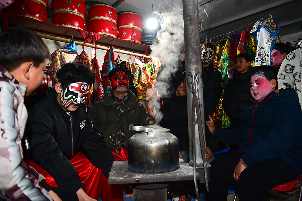 3月2日，陇县黄花峪村社火队队员在相互交流。